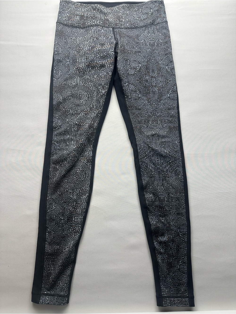 Women's dark grey back, Patterned front Lululemon Leggings. Size 8